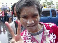 Dateiname : songkran_korat_10.jpg
Dateigröße : 41KB
Abmessungen : 500x375
hinzugefügt am : 27.Januar 2010 songkran_korat_10.jpg